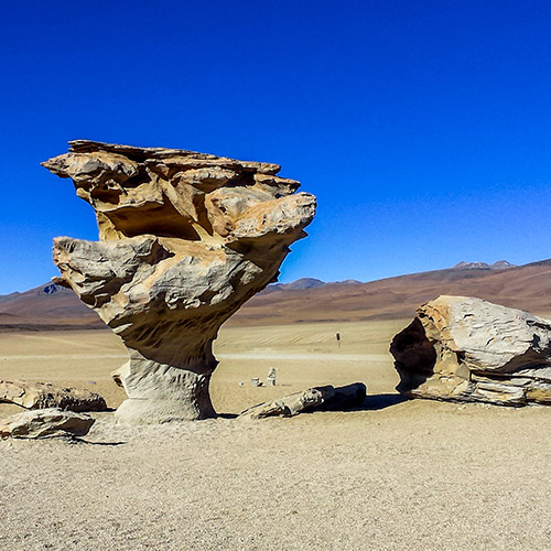 impressionnants monolithes rocheux au milieu du désert