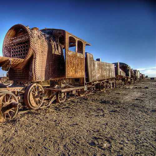 Vieille locomotive à vapeur abandonnée