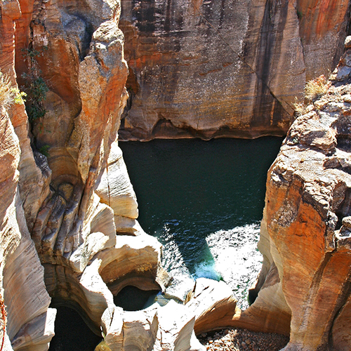 Canyon avec rochers orangés