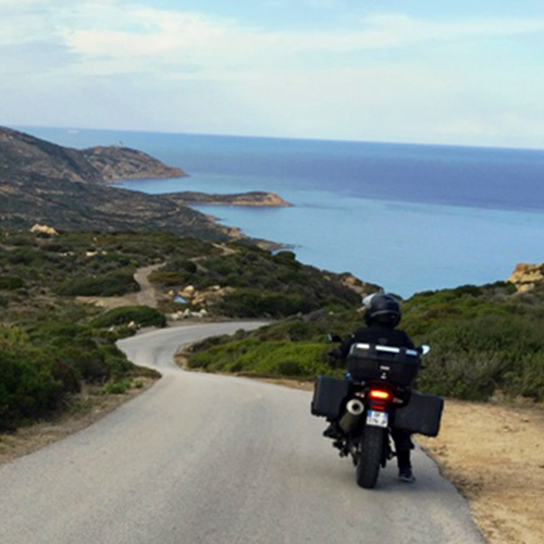 Moto sur une route longeant la mer