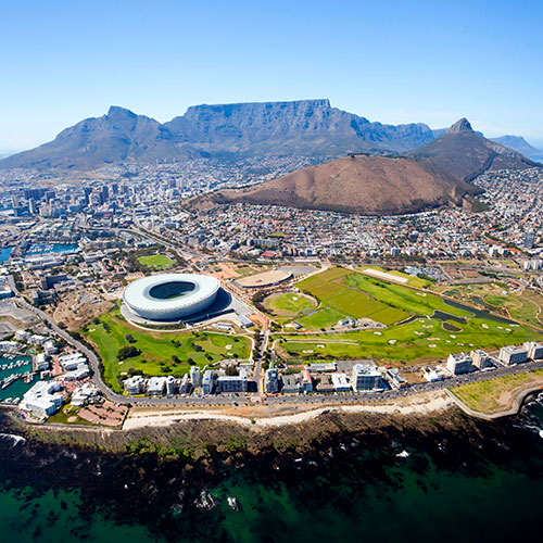 Vue aérienne de la montagne de la table et du stade à Cape Town
