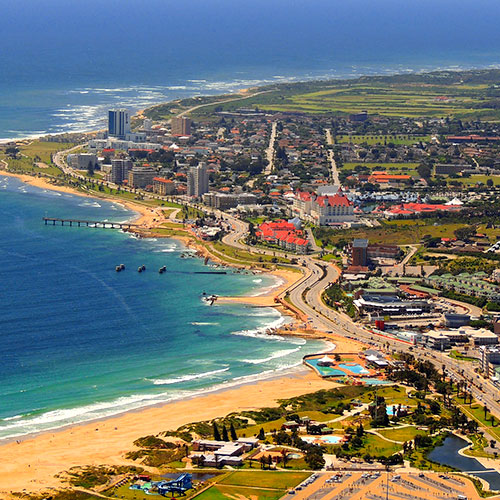 Vue aérienne d'une ville et de la plage