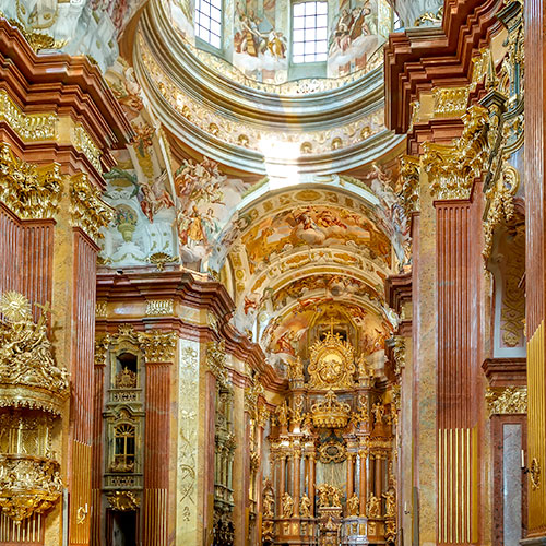 Abbaye dont l'intérieur est fait de magnifiques sculptures  en or et de peintures
