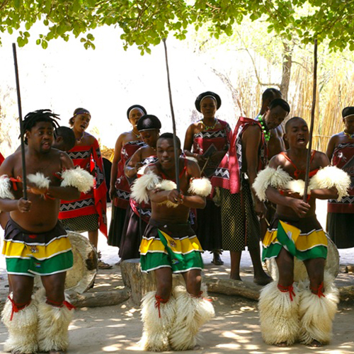 peuple Swazi en costume traditionnel