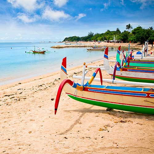 Embarcations traditionnelles très colorées et accostées sur une magnifique plage 