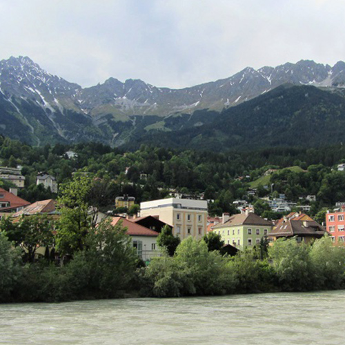 Magnifique panorama sur la ville et les Alpes