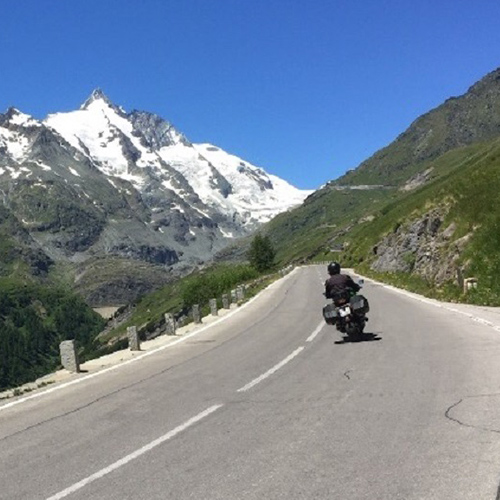 Moto sur une route dans les montagnes enneigées