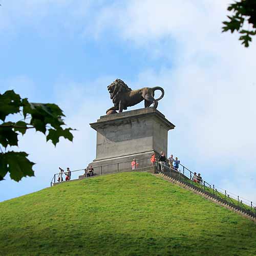 magnifique monument Waterloo au sommet de la colline