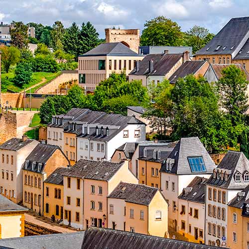 Aperçu de la ville de Luxembourg et ses jolies maisons en rangées