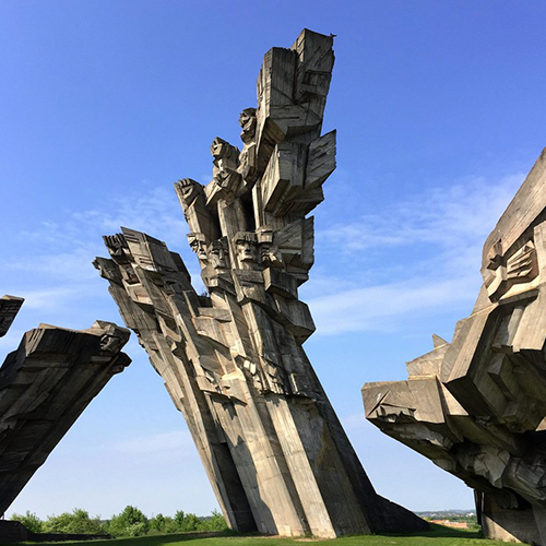 Monument original et grandiose commémorant la destination finale du convoi 73 pendant la seconde guerre mondiale