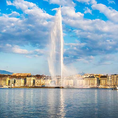 Jet d'eau superbe  devant la ville de Genève