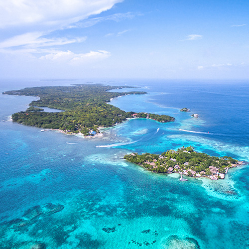 Vue aérienne des îles du Rosaire avec son eaux transparente