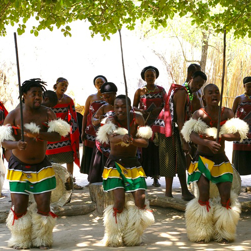 peuple Swazi en costume traditionnel