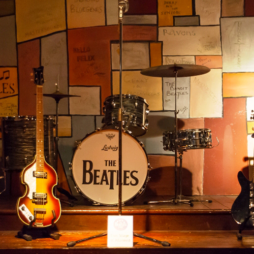 Guitare et batterie ayant appartenus aux Beatles