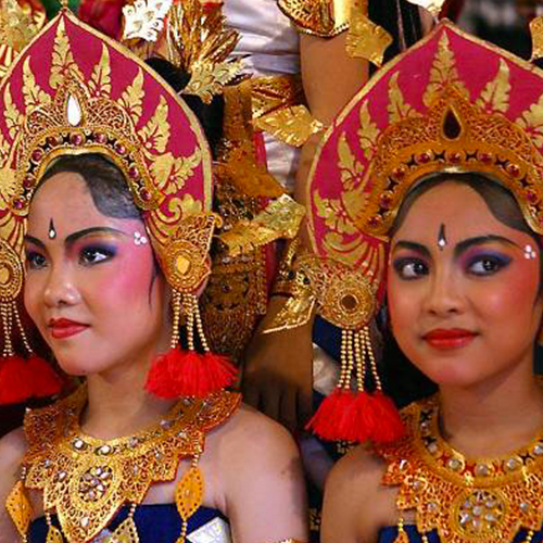Deux Balinaises costumées et maquillées de façon traditionnelle