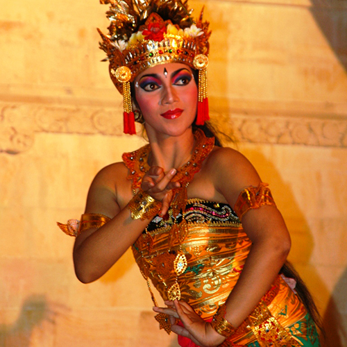 Danseuse vêtue de la pure tradition Balinaise