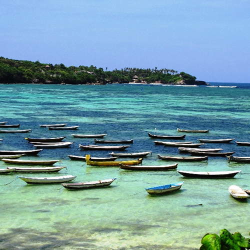 Nombreuses petites barques accostées sur le rivage de la plage